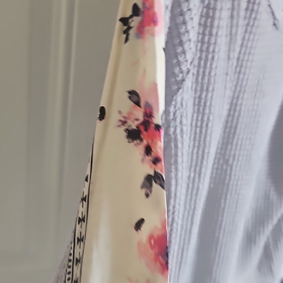 Light Gray Waffle V-Neck Sweatshirt with Floral Shoulder and Printed Cuffs - Picture 5 of 10